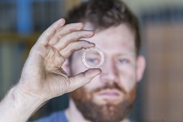Ingenieros chilenos diseñan impresora 3D para crear implantes metálicos