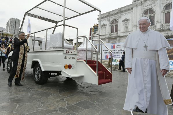 <p>Francisco se acerca a Chile</p>