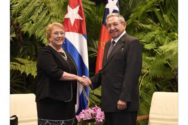 Bachelet se reúne a solas por media hora con Raúl Castro