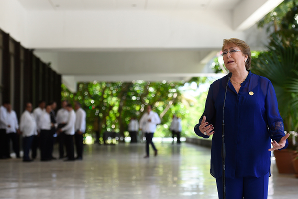 Bachelet y Castro, ambos en la recta final de su mandato, se reúnen hoy en La Habana