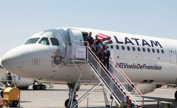 Latam muestra avión que trasladará al Papa en Chile