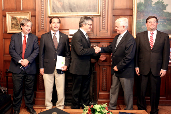 Agricultores plantean preocupación al Banco Central por volatilidad del dólar