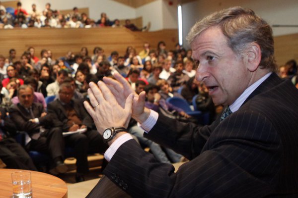 <p>Felipe Larraín se defiende: "Solo participé en dos reuniones del consejo asesor del Banco Mundial"</p>