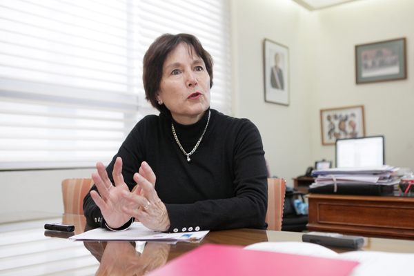 Ministra Carmen Castillo vuelve a postular a bono al retiro