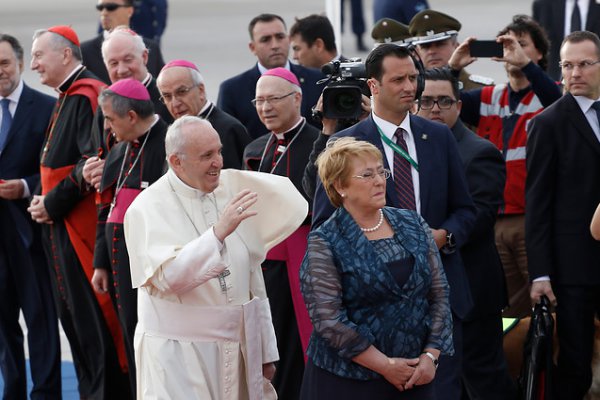 Papa Francisco aterriza en Chile y es recibido por la presidenta Michelle Bachelet