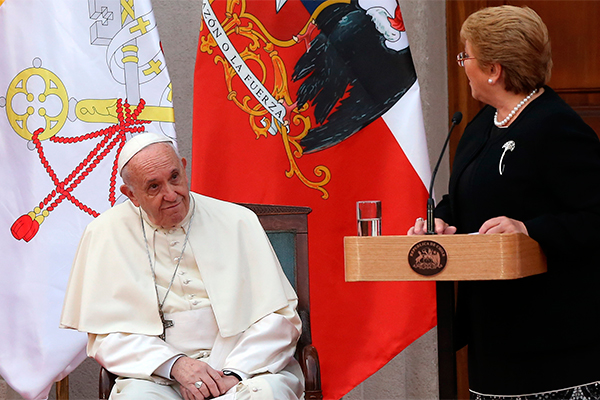 El papa reconoce "dolor y vergüenza" por abusos contra niños por parte de miembros de la iglesia y La Moneda lo aplaude
