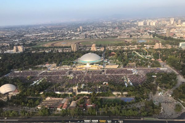El Papa Francisco encabeza multitudinaria misa en el Parque O´higgins: Más de 400 mil personas