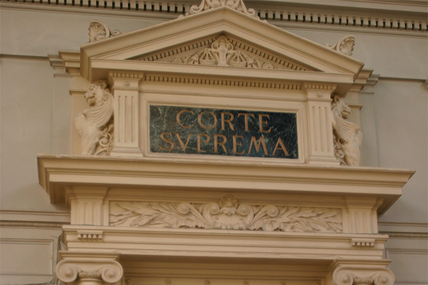 Gobierno mantendrá cambios a reserva bancaria pese a crítico informe de la Corte Suprema