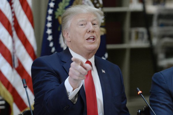 Supremo de EEUU evaluará en abril la legalidad del veto migratorio de Trump
