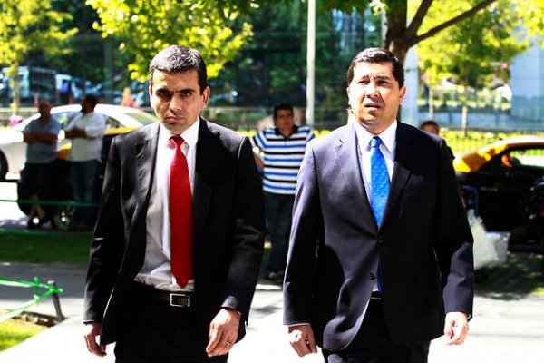 <p>Carlos Gajardo y Pablo Norambuena en la Fiscalía Oriente. Agencia Uno </p>