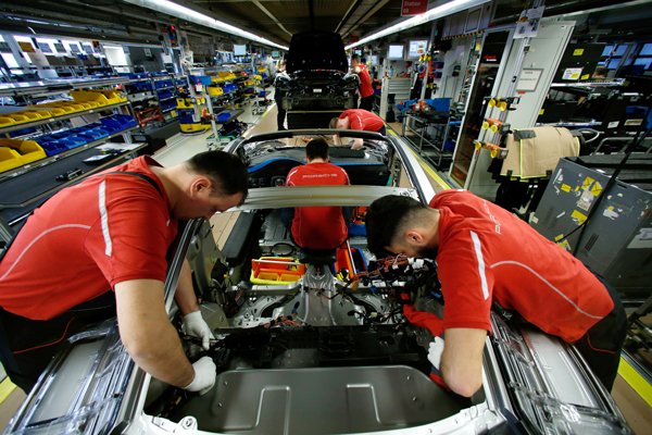 PMI de la eurozona muestra mayor salto en 12 años y fábricas impulsan a EEUU