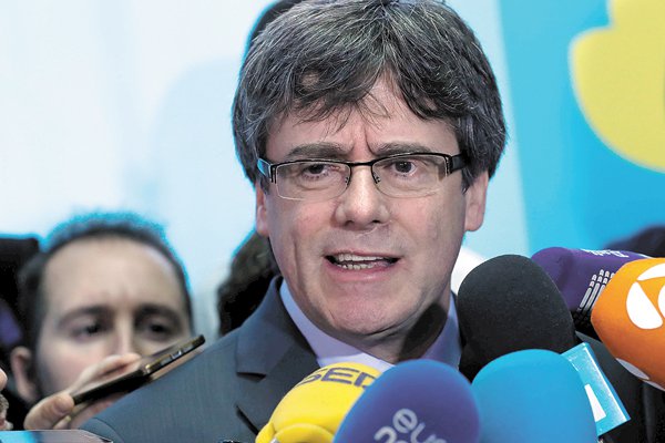 Puidgemont no descarta acudir a la investidura en Cataluña pese a la orden de arresto en su contra