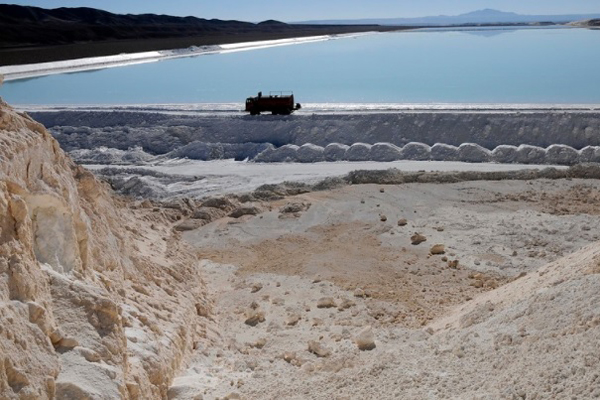 Tres firmas españolas y una china interesadas en industrializar el litio en Bolivia
