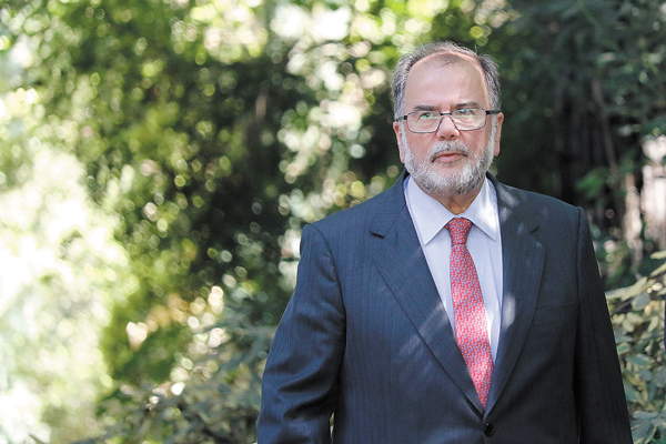 Ministro Rodríguez Grossi sufrió accidente cerebrovascular
