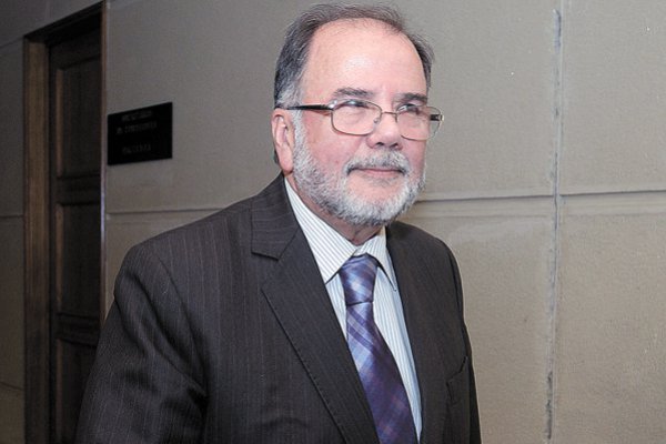 Ministro de Economía fue dado de alta tras sufrir accidente cerebrovascular