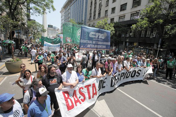 Jueves negro en Argentina: suben precios de transporte y luz y sindicatos anuncian paros