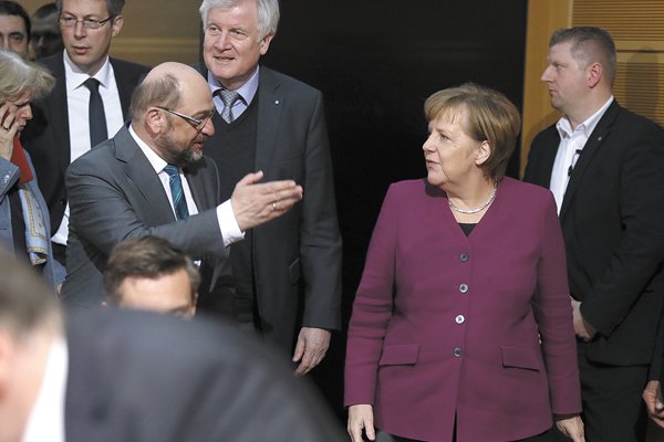Parlamentarios de Merkel encienden las alertas por contenido del pacto con SPD
