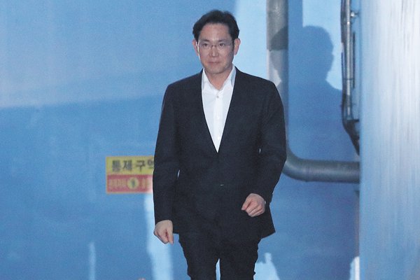 Líder de Samsung sale de prisión y retoma sus funciones