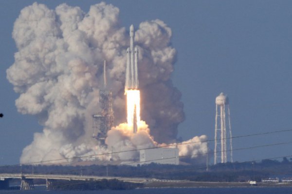 <p>Elon Musk envía su Tesla Roadaster al espacio</p>