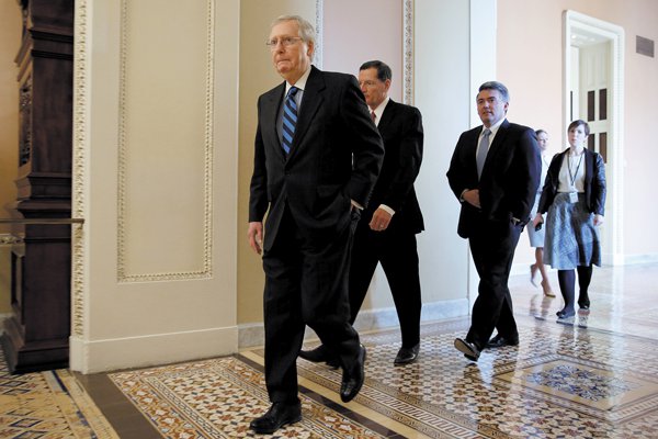 Senado de EEUU logra acuerdo para evitar shutdown y suspender límite de deuda
