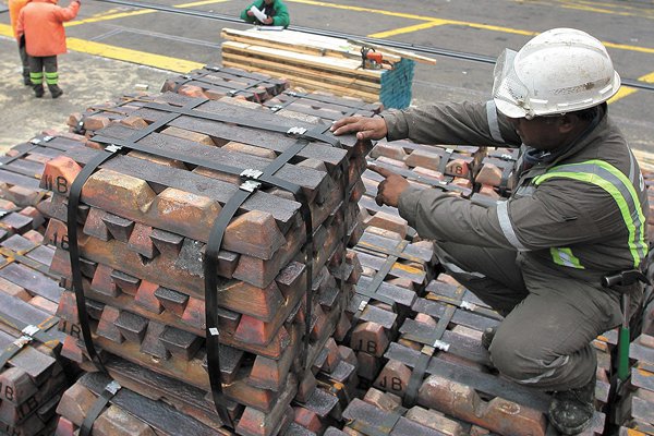 Precio del cobre sigue cayendo y el dólar repunta