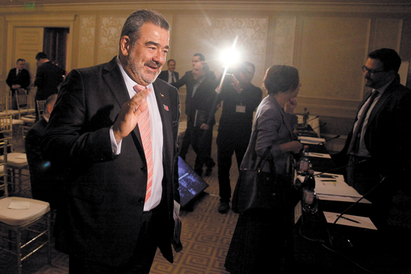 Luksic acepta propuesta y se prepara para subir un cerro con un tuitero