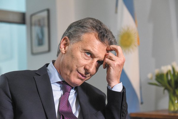 El dólar en Argentina sube a niveles récord y amenaza lucha contra la inflación de Macri