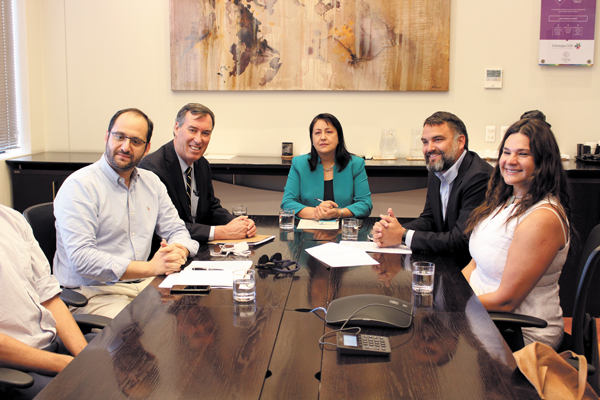 Parlamentarios UDI llevan a la Contraloría reclamo por amarre de funcionarios