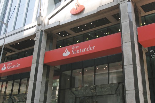 Santander dará un bono por hasta $ 8 millones y subirá sueldos entre 3% y 8% a sus trabajadores