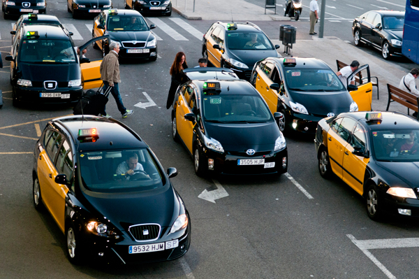 Taxistas españoles se abren a prestar un servicio de “taxi compartido”