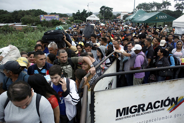 Masivo éxodo de venezolanos fuerza a países de la región a actuar para evitar crisis