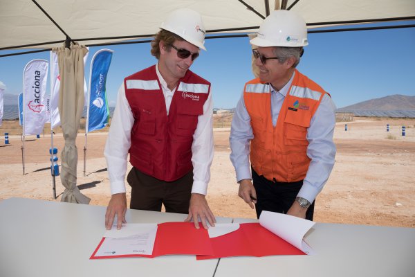 Los representantes de las empresas: José Ignacio Escobar de Acciona y Claudio Bitran de Aguas Chañar.