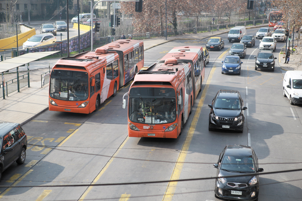 Costos de Transantiago subieron a US$ 1.722 millones en 2017 y el 65% fue para financiar buses