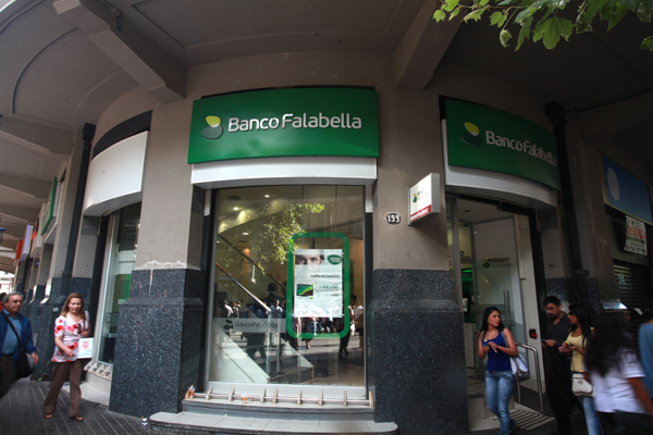 Falabella lidera alza en cuentas corrientes de personas