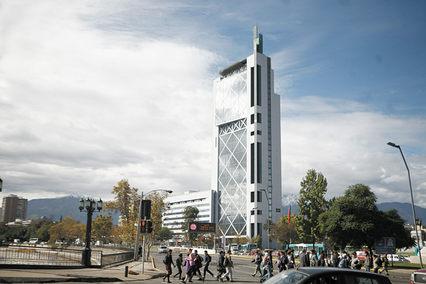Telefónica Chile acusa efecto por mayor competencia