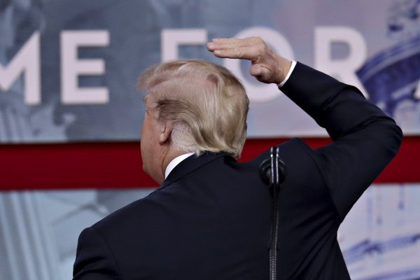<p>Trump se burla de su propia calvicie y admite que "trabaja duro" para ocultarla</p>