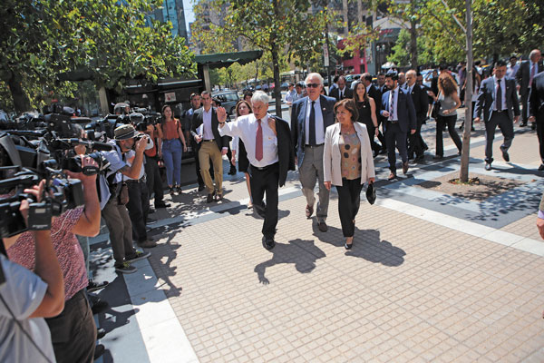 Piñera define intendentes y escoge a una independiente para zanjar la disputa por la Región Metropolitana