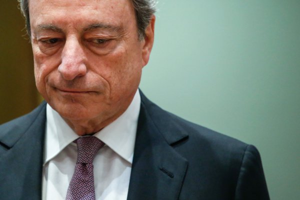 Draghi dice que inflación necesita "señal más convincente" de alza sostenida