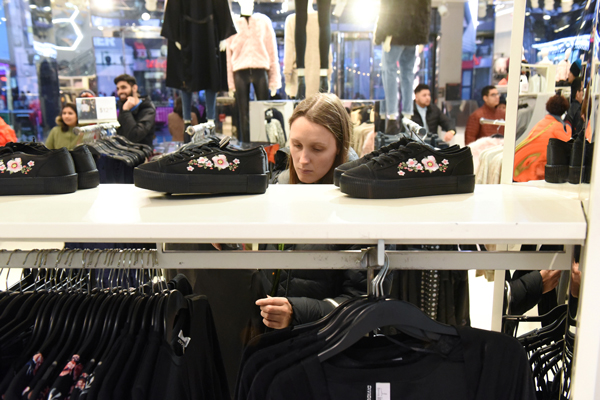 EEUU creció 2,5% en el cuarto trimestre, en lugar de 2,6%, mostró revisión de la cifra