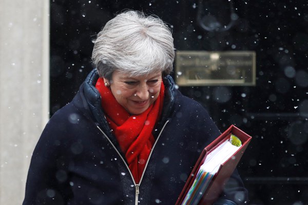 Theresa May ataca al borrador del Brexit de Bruselas que mantiene a Irlanda del Norte en la unión aduanera
