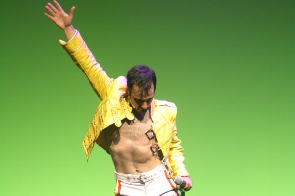 Musicales reviven a Edith Piaf y Freddie Mercury en Las Condes