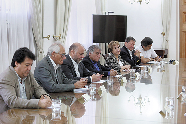 Nueva Mayoría descarta coalición, pero acuerda reunirse semanalmente