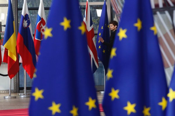 Economía de la zona euro sigue creciendo en febrero pero pierde impulso desde máximos