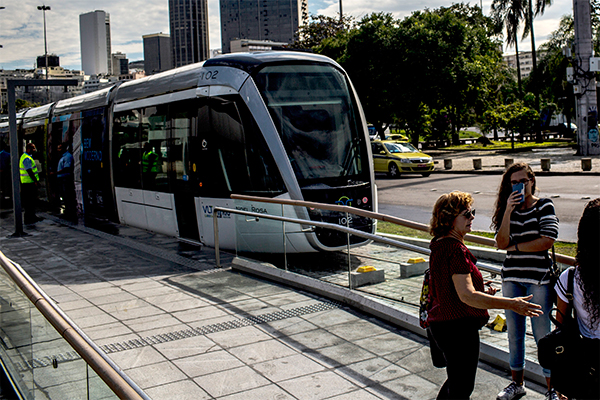 Estas serán las tarifas del tranvía que unirá al metro con el aeropuerto
