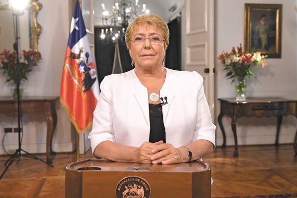 Bachelet envía proyecto de nueva Constitución que asegura gratuidad y equidad salarial
