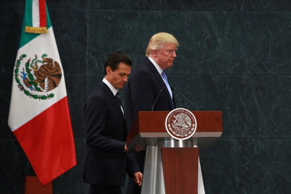 <p>Trump advierte a México y Canadá que solo evitarán aranceles al acero y aluminio si aceptan renegociar "un TLCAN justo"</p>