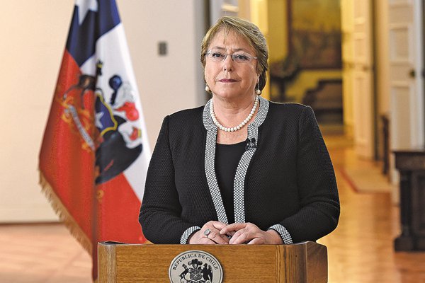 Bachelet ratifica inclusión de tema de equidad salarial hombre-mujer en Nueva Constitución