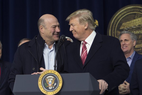 Principal asesor económico de Trump renuncia en medio de creciente tensión comercial