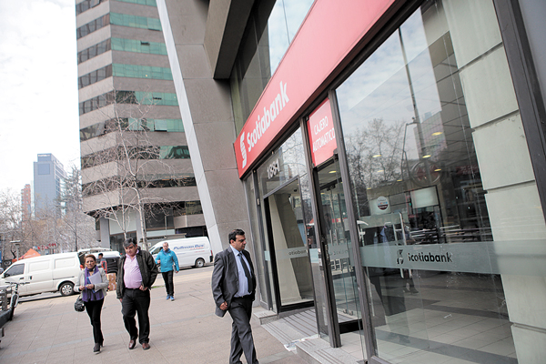 Avanza la compra del BBVA: regulador canadiense aprueba “integridad” del negocio con el Scotiabank
