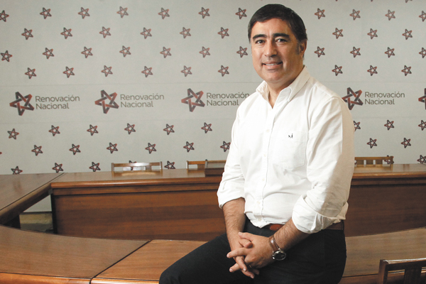 Mario Desbordes es ratificado como presidente de RN y llama a no cometer los errores del pasado
